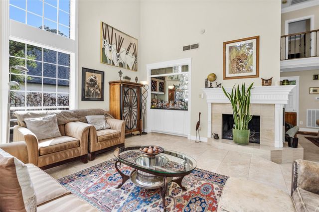 6 S Brokenfern Drive, The Woodlands, TX 77380