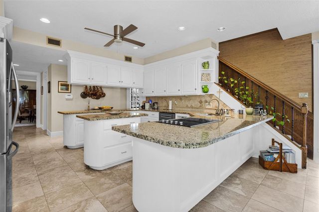 6 S Brokenfern Drive, The Woodlands, TX 77380