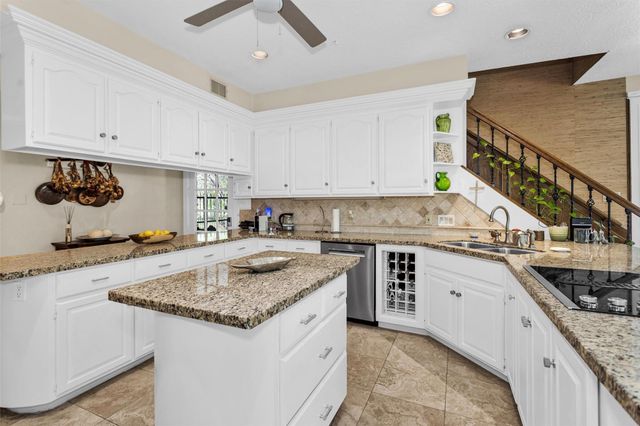 6 S Brokenfern Drive, The Woodlands, TX 77380
