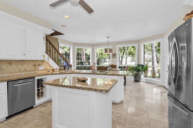 6 S Brokenfern Drive, The Woodlands, TX 77380