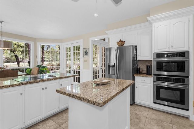 6 S Brokenfern Drive, The Woodlands, TX 77380