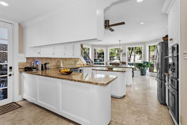 6 S Brokenfern Drive, The Woodlands, TX 77380