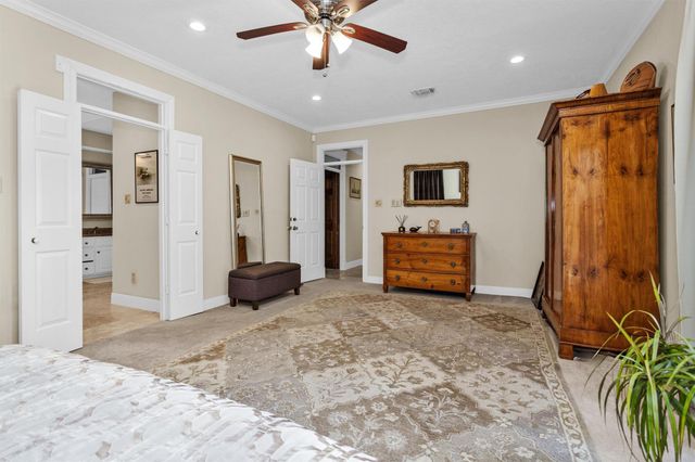 6 S Brokenfern Drive, The Woodlands, TX 77380