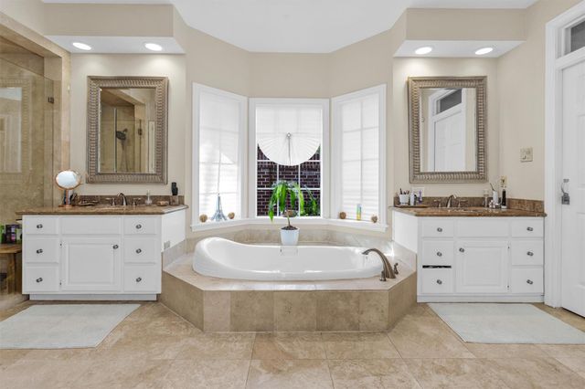 6 S Brokenfern Drive, The Woodlands, TX 77380