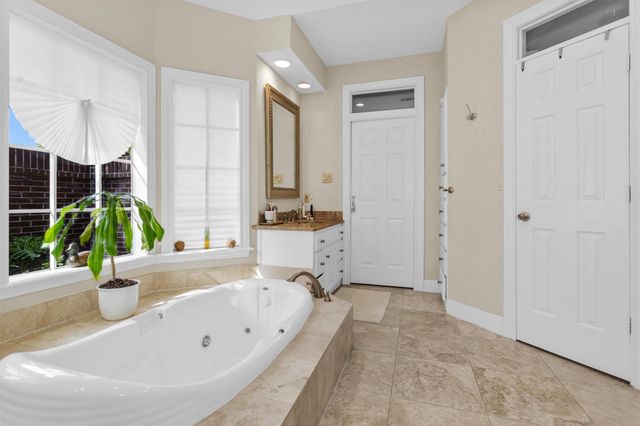6 S Brokenfern Drive, The Woodlands, TX 77380