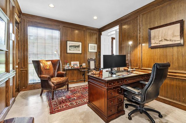 6 S Brokenfern Drive, The Woodlands, TX 77380