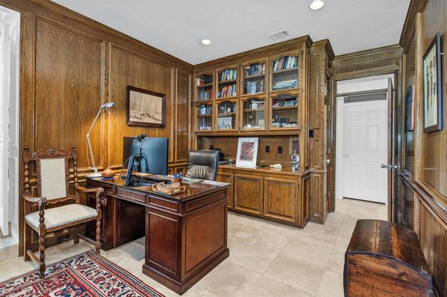 6 S Brokenfern Drive, The Woodlands, TX 77380