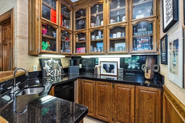 6 S Brokenfern Drive, The Woodlands, TX 77380