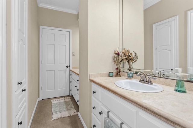 6 S Brokenfern Drive, The Woodlands, TX 77380