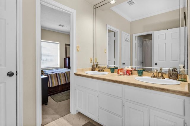 6 S Brokenfern Drive, The Woodlands, TX 77380