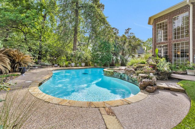 6 S Brokenfern Drive, The Woodlands, TX 77380