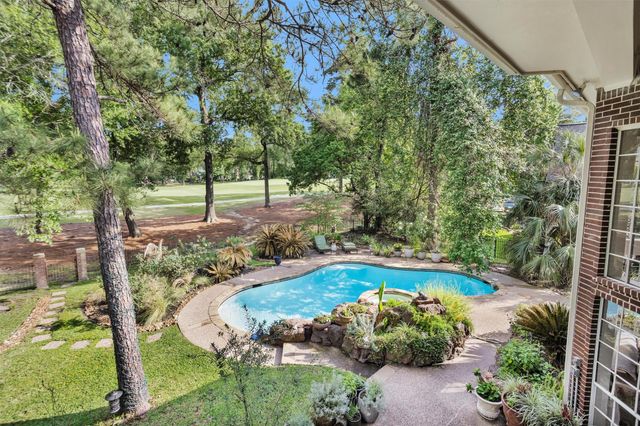 6 S Brokenfern Drive, The Woodlands, TX 77380