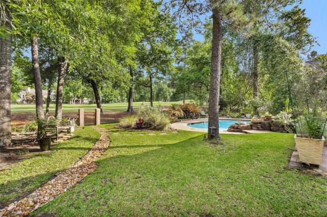 6 S Brokenfern Drive, The Woodlands, TX 77380