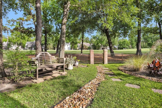 6 S Brokenfern Drive, The Woodlands, TX 77380