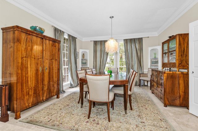 6 S Brokenfern Drive, The Woodlands, TX 77380