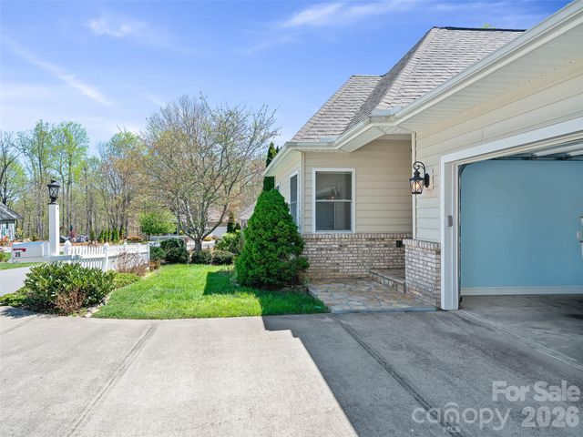 25 Ashefield Court, Hendersonville, NC 28791