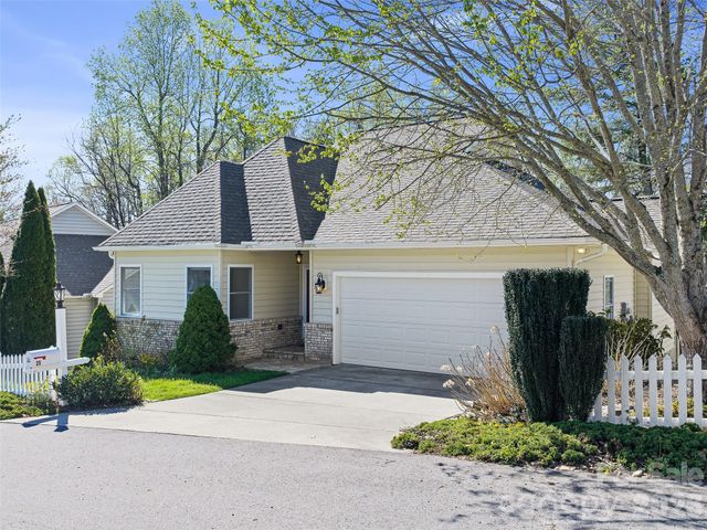 25 Ashefield Court, Hendersonville, NC 28791