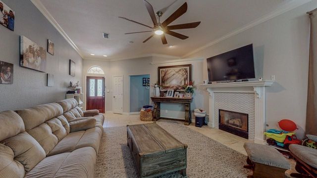7475 Wooded Creek Drive, Beaumont, TX 77708