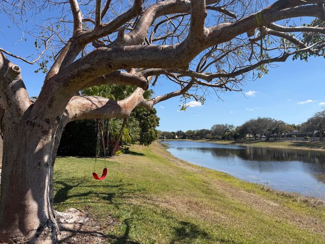 333 Berenger Walk, Royal Palm Beach, FL 33414