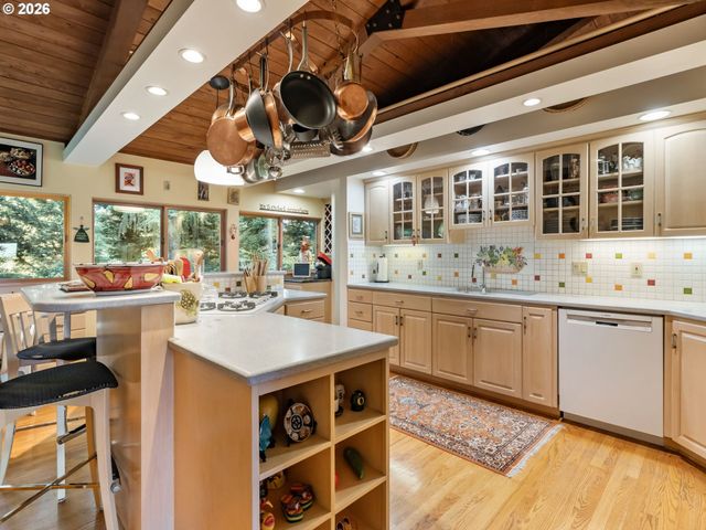 6019 Sw WOODS Ct, Portland, OR 97221