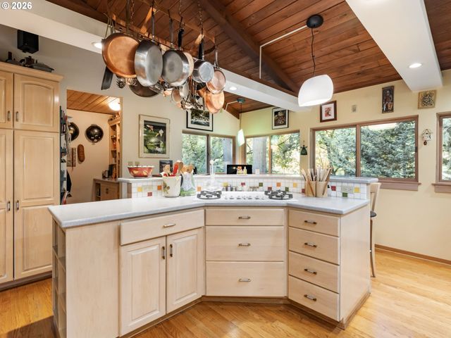 6019 Sw WOODS Ct, Portland, OR 97221