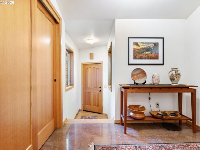 6019 Sw WOODS Ct, Portland, OR 97221