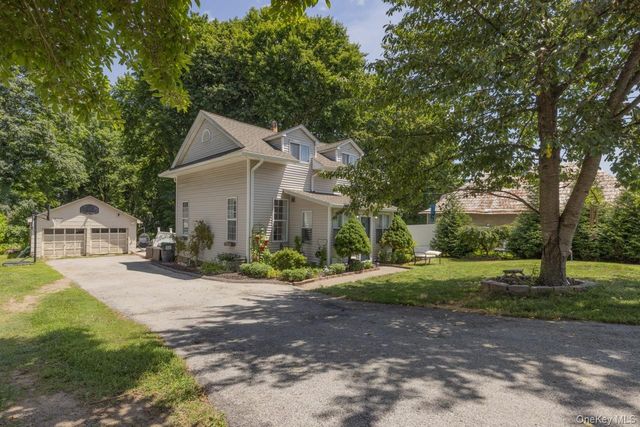 2 School House Lane, Central Valley, NY 10917