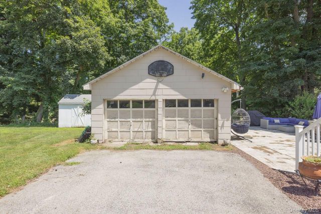 2 School House Lane, Central Valley, NY 10917