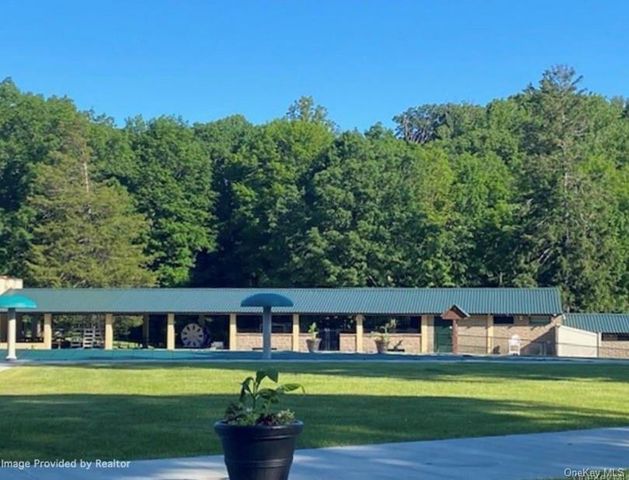 2 School House Lane, Central Valley, NY 10917