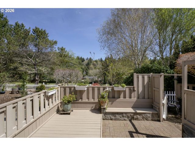 7 ONADOONE Ct, Florence, OR 97439