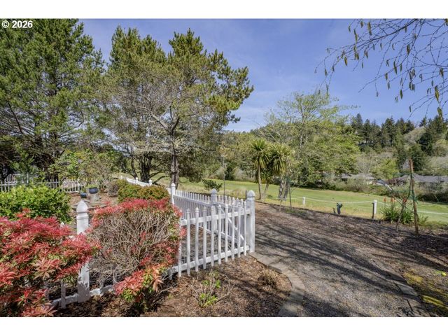 7 ONADOONE Ct, Florence, OR 97439
