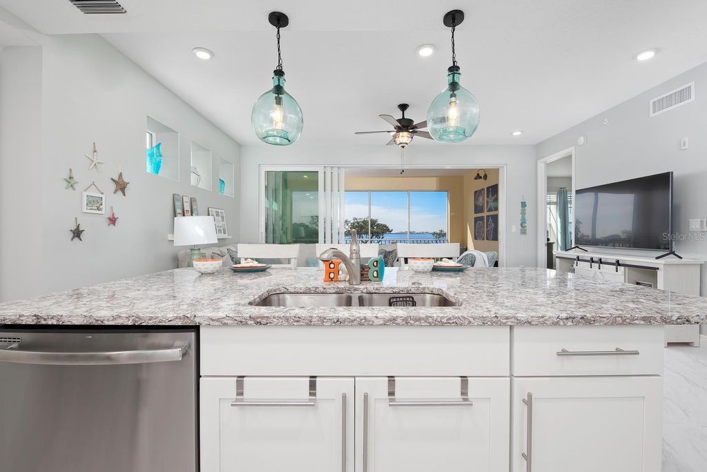 Image 11 of property listing at 384 ARUBA CIRCLE 102, Bradenton, FL 34209