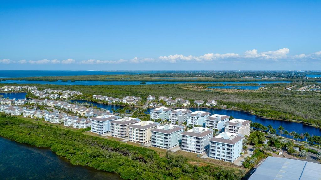 Image 33 of property listing at 384 ARUBA CIRCLE 102, Bradenton, FL 34209