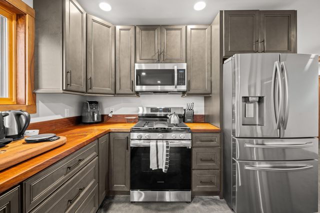 78720 County Road 376, Coloma, MI 49038