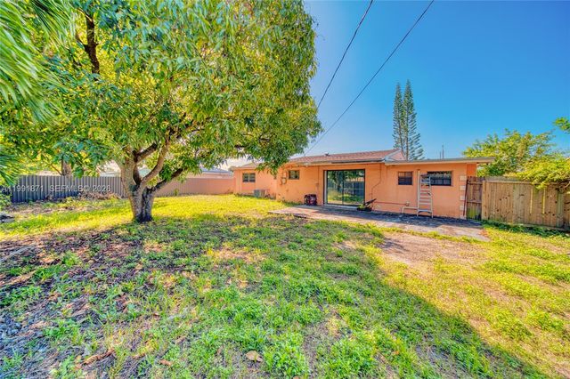 2451 NW 182nd Ter, Miami Gardens, FL 33056