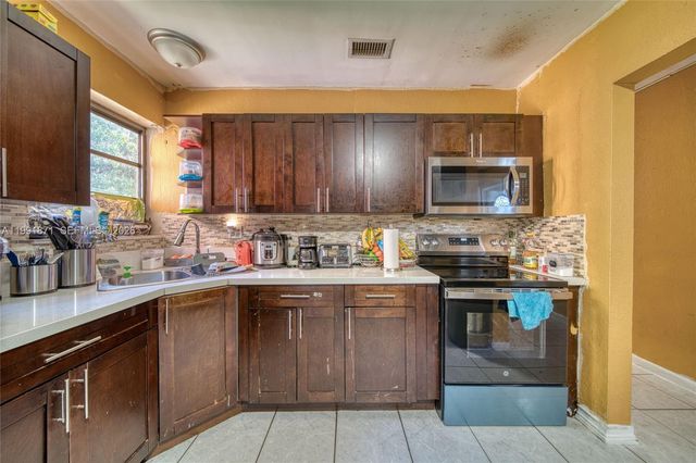 2451 NW 182nd Ter, Miami Gardens, FL 33056