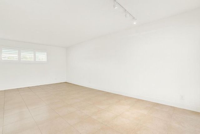 32 Colonial Club Drive 203, Boynton Beach, FL 33435