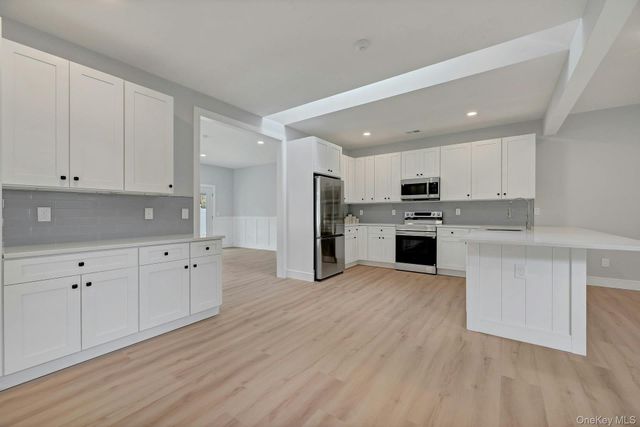 509 Oak Bluff Court, Moriches, NY 11955