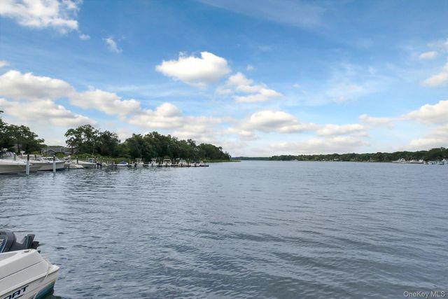 509 Oak Bluff Court, Moriches, NY 11955