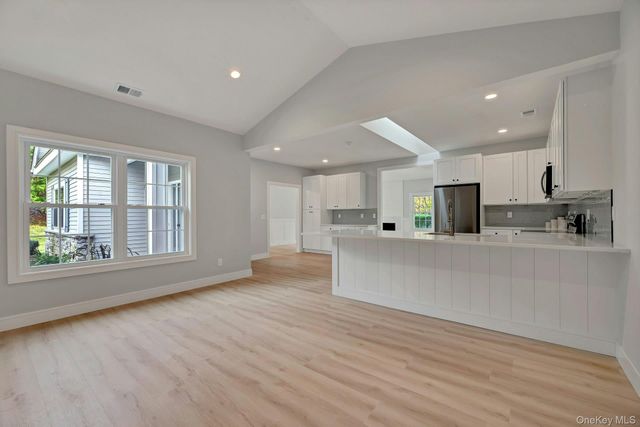 509 Oak Bluff Court, Moriches, NY 11955