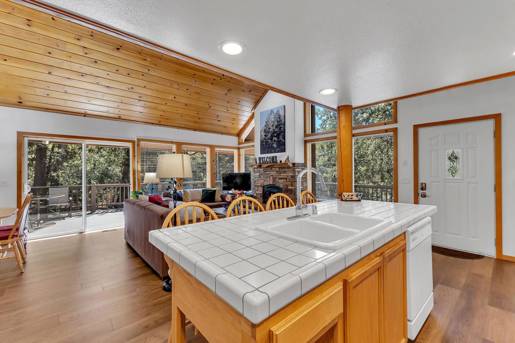 Image 16 of property listing at 25860 Sunset View Drive, Idyllwild, CA 92549