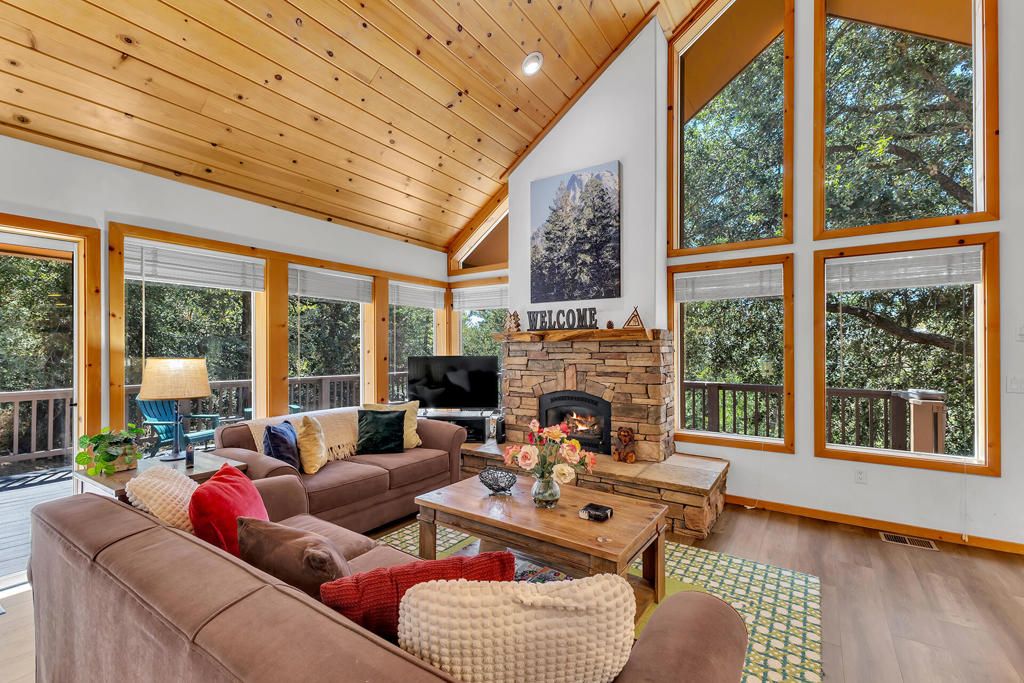 Image 6 of property listing at 25860 Sunset View Drive, Idyllwild, CA 92549