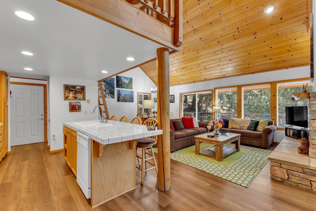 Image 7 of property listing at 25860 Sunset View Drive, Idyllwild, CA 92549