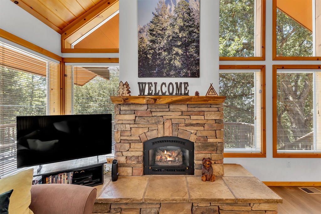 Image 9 of property listing at 25860 Sunset View Drive, Idyllwild, CA 92549