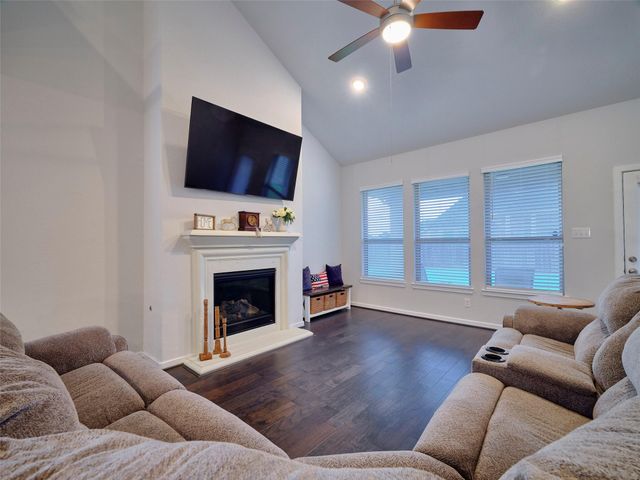 400 Beken Cove Lane, La Porte, TX 77571