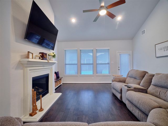 400 Beken Cove Lane, La Porte, TX 77571