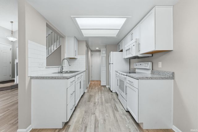 5802 Thornbriar Lane, Fort Wayne, IN 46835