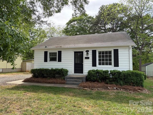 1431 3rd Street Place NE, Hickory, NC 28601