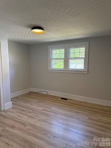 1431 3rd Street Place NE, Hickory, NC 28601