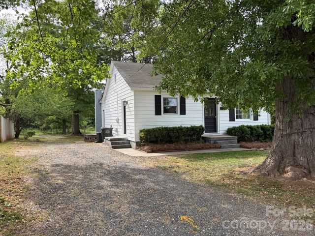 1431 3rd Street Place NE, Hickory, NC 28601